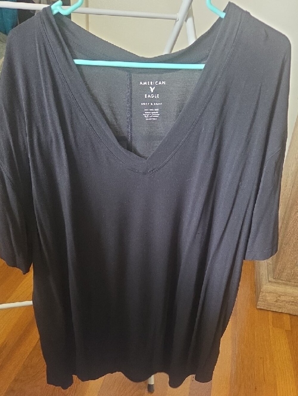 4 Pack American Eagle Outfitters  V-Neck Short Sleeve Tees - Picture 4 of 4